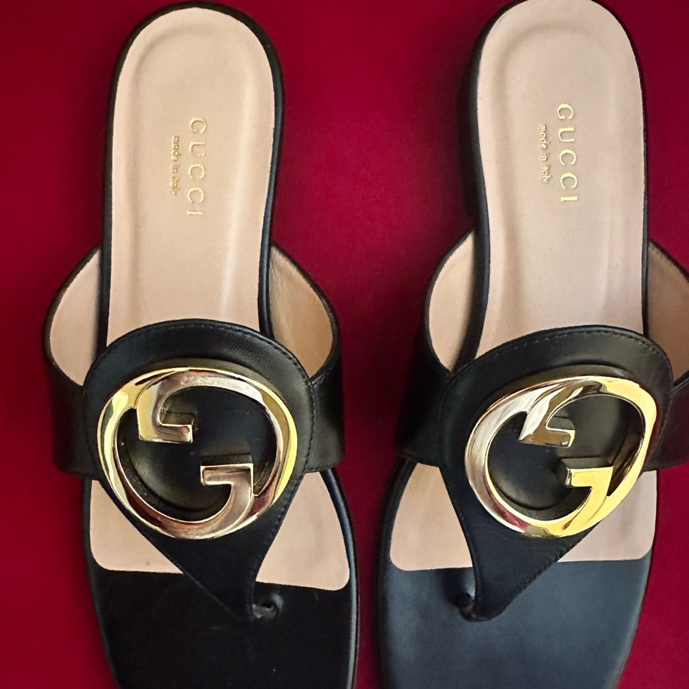 Gucci Black Sandals with Gold Logo - Picture 9 of 10